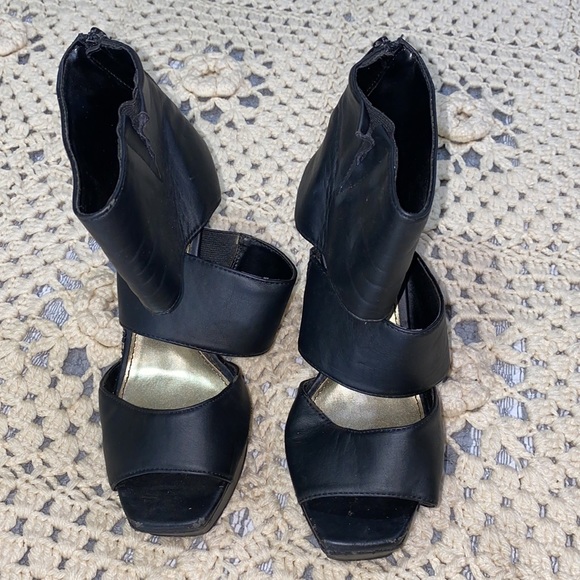 Jessica Simpson 
Shoes size 8.5 M / 38.5 
Leather upper 
Man/ made lining Sole - Picture 16 of 17